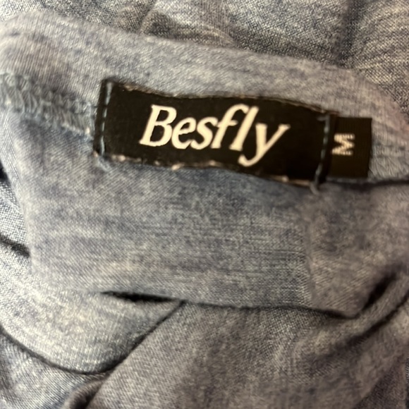 Women’s size medium blue ruffle sleeved T-shirt! - Picture 3 of 3